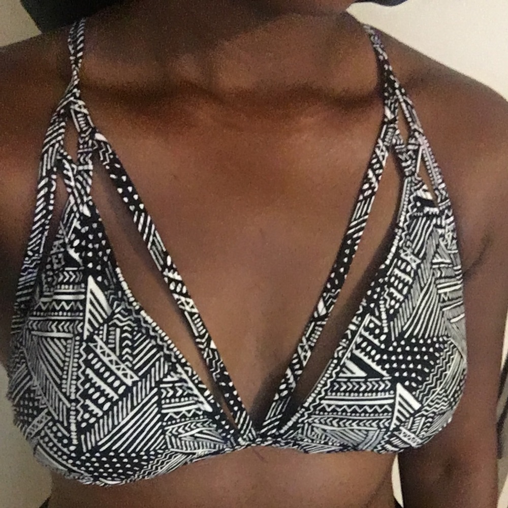 Printed black and white bikini top